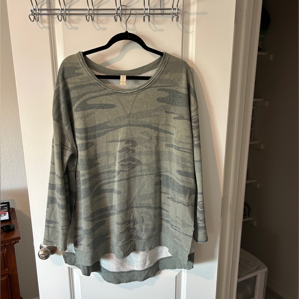Oversized camo sweatshirt with high cuts XL
